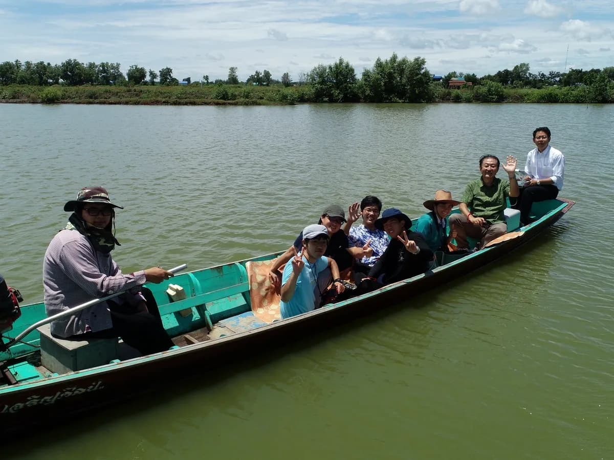 ผู้เข้าร่วมนั่งเรือผ่านพื้นที่ธรรมชาติเพื่อไปยังจุดทำกิจกรรม